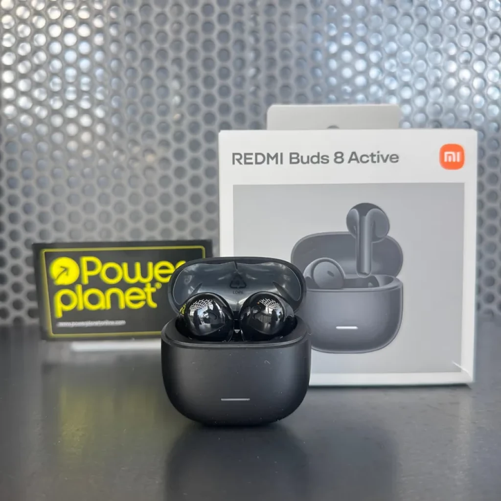 Étui noir compact avec écouteurs Redmi Buds 8 Active brillants, boîtier à LED frontale, design semi intra, finition lisse et packaging assorti en
