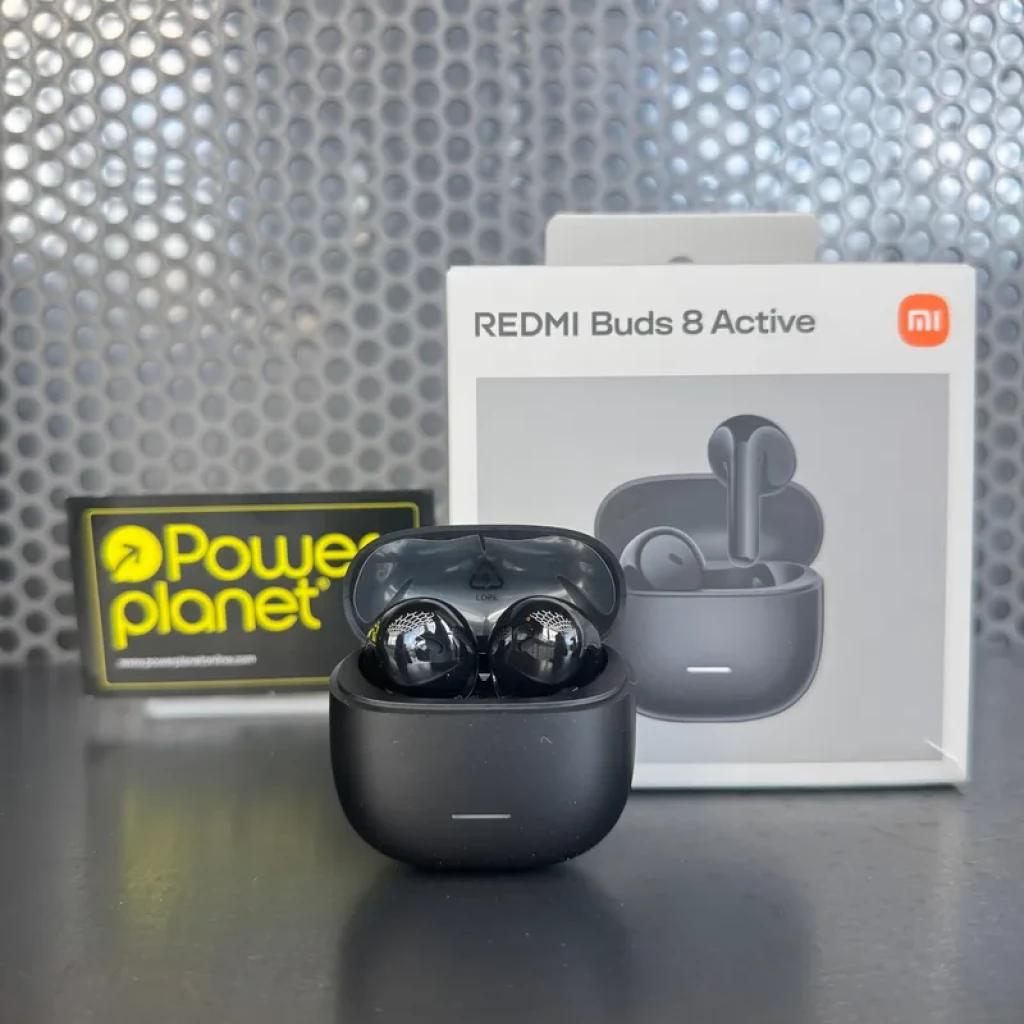 Étui noir compact avec écouteurs Redmi Buds 8 Active brillants, boîtier à LED frontale, design semi intra, finition lisse et packaging assorti en