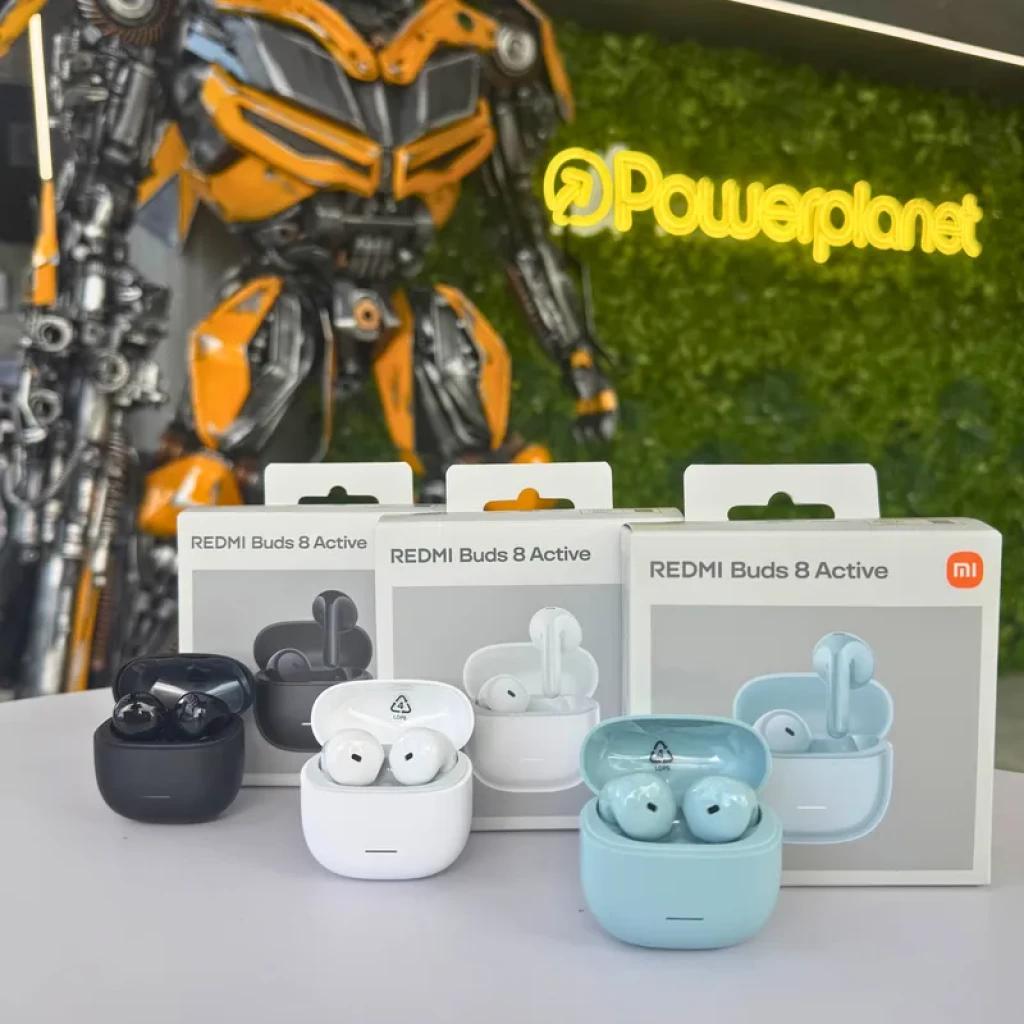 Xiaomi Redmi Buds 8 Active Noir avec boîtier de charge brillant, LED frontale et design semi intra, présentés aux côtés des versions blanc et bleu clair