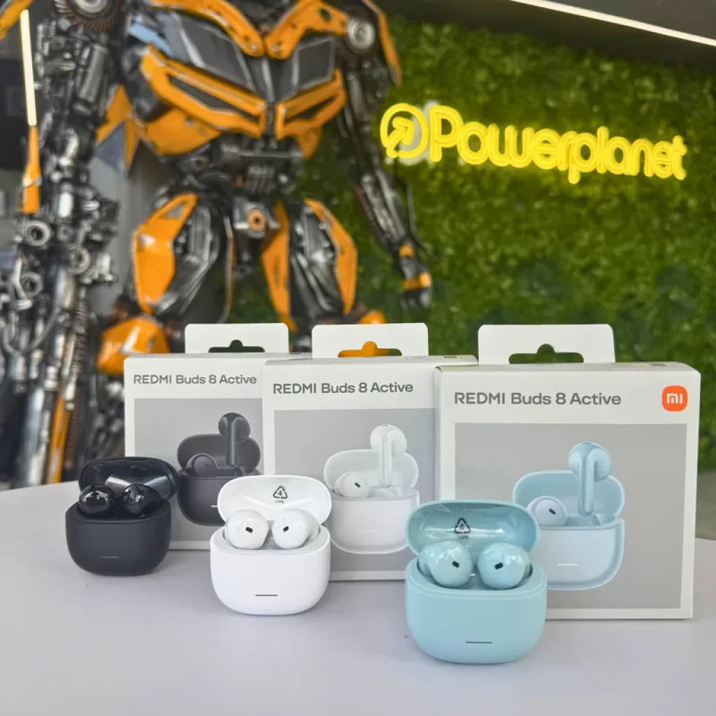 Xiaomi Redmi Buds 8 Active Blanco: auriculares semi in-ear con estuche compacto blanco, diseño minimalista, LED frontal y puntas suaves; caja al fondo