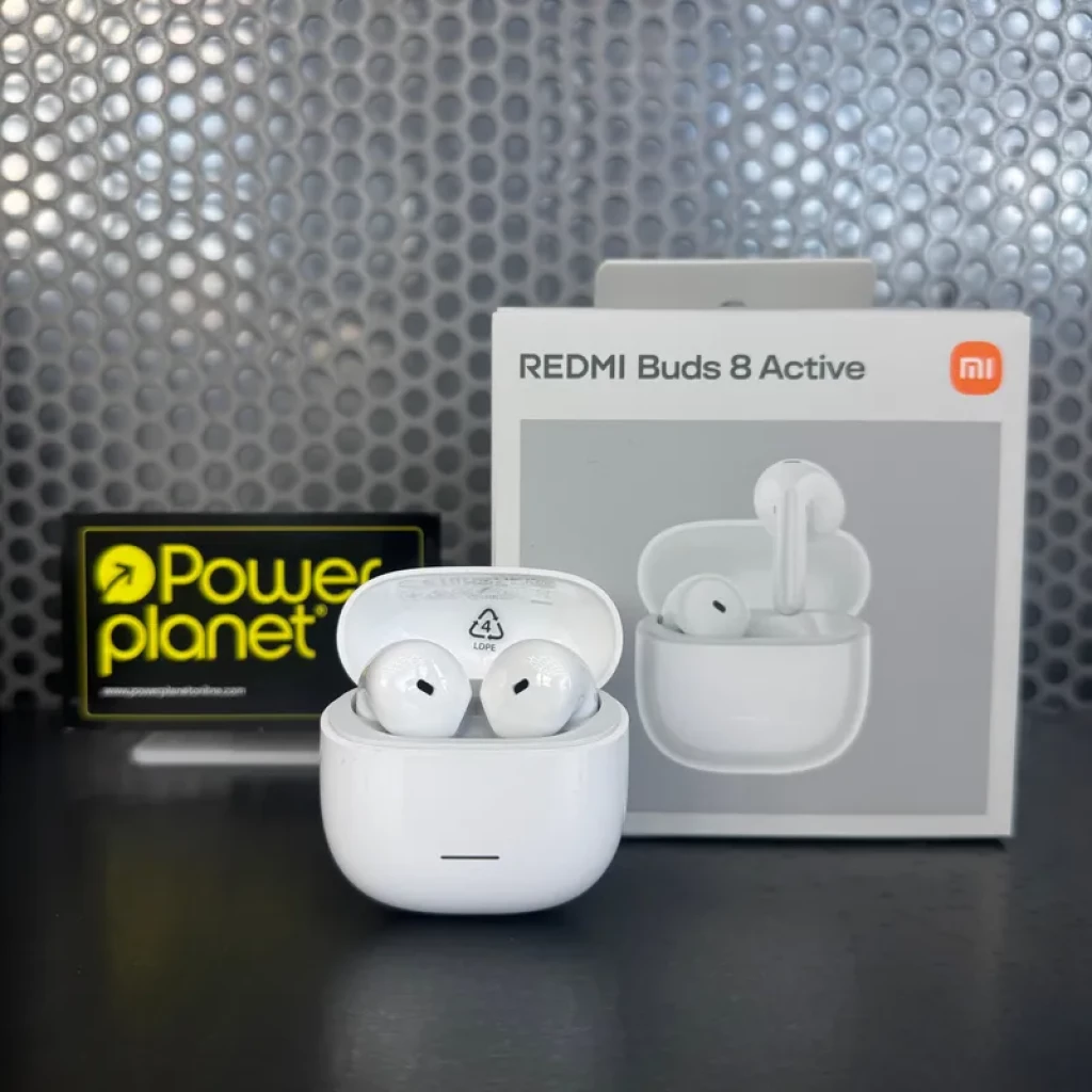 Xiaomi Redmi Buds 8 Active Blanco, estuche compacto con indicador LED y auriculares semi in ear; caja gris con imagen del producto al fondo