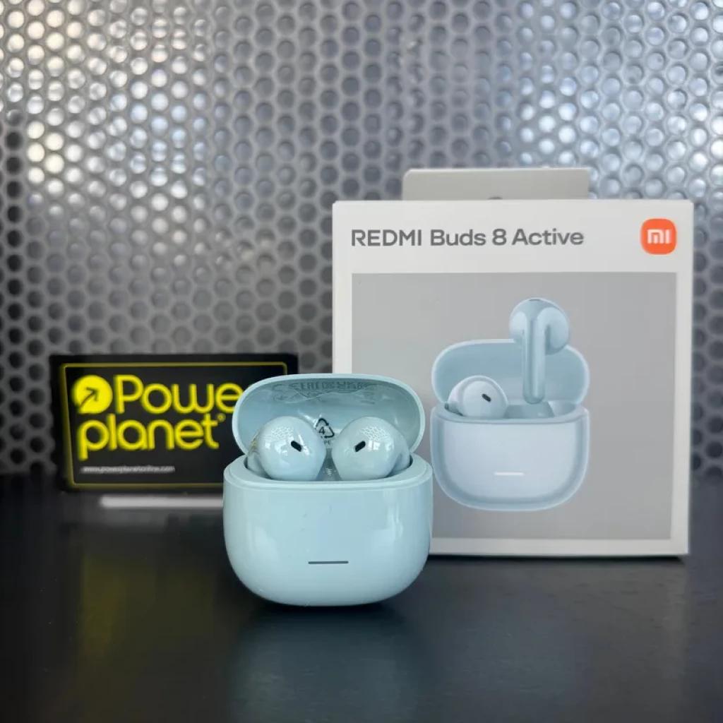 Xiaomi Redmi Buds 8 Active Azul em estojo compacto azul claro, formato semi-intra-auricular, haste curta, indicador LED frontal e design leve elegante