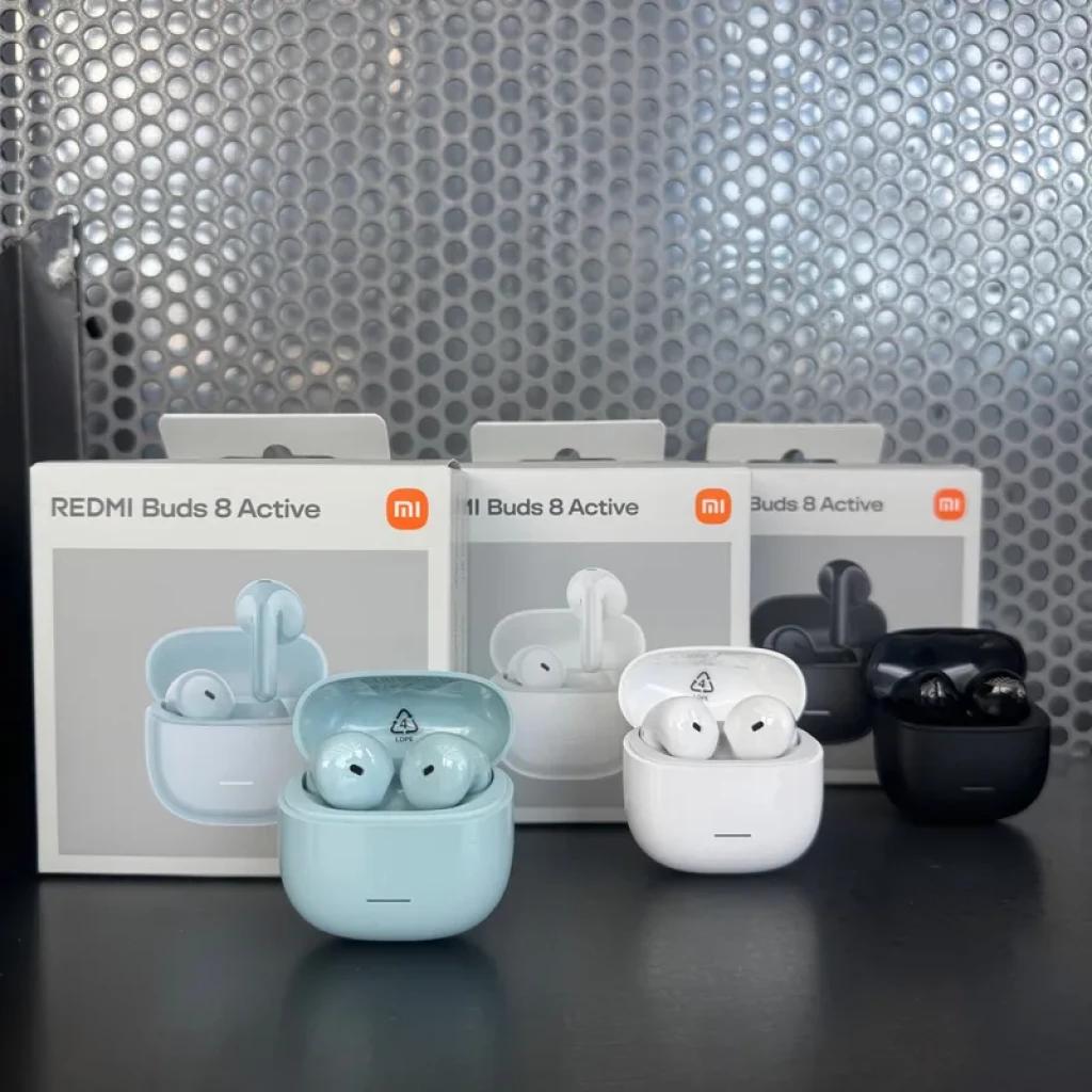 Estojo e fones sem fio Xiaomi Redmi Buds 8 Active em azul, design semi-intra-auricular, LED frontal, acabamento brilhante, caixa compacta e cores variadas ao