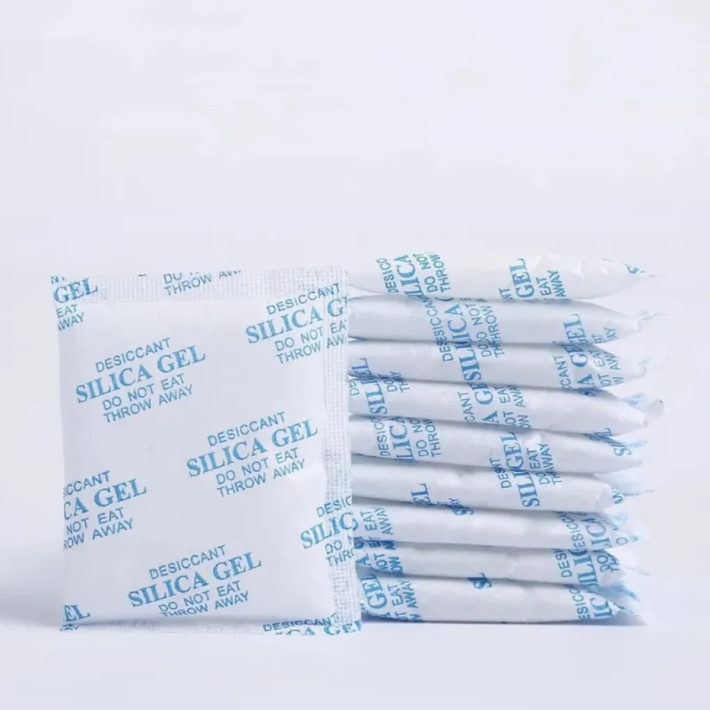 Sobres desecantes de gel de sílice blancos con texto azul, formato individual y pack apilado. Mantienen el pienso seco para comedero inteligente Petkit.