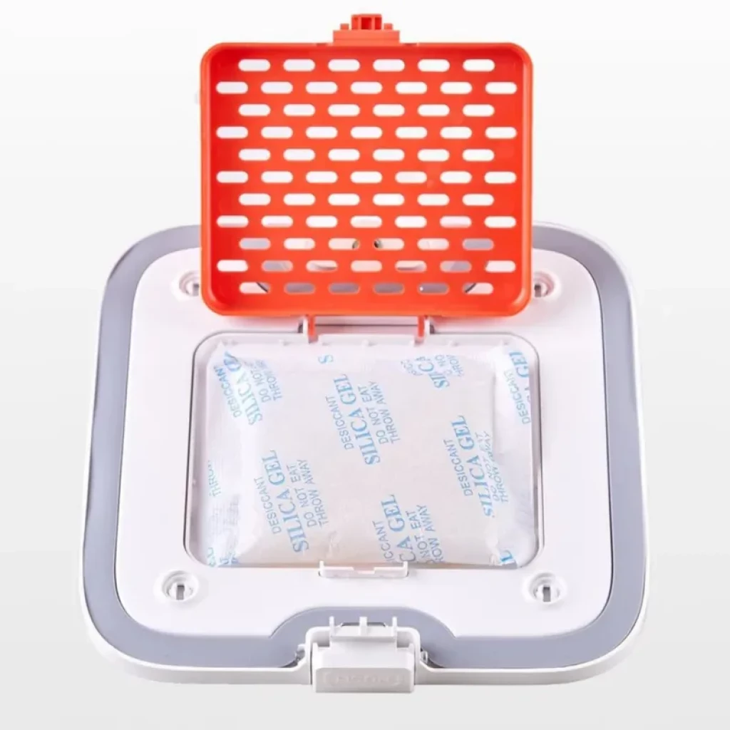 Petkit Feeder Desiccant, preservador de pienso: cartucho blanco con tapa roja perforada y bolsa de gel de sílice visible, marco gris y cierre frontal