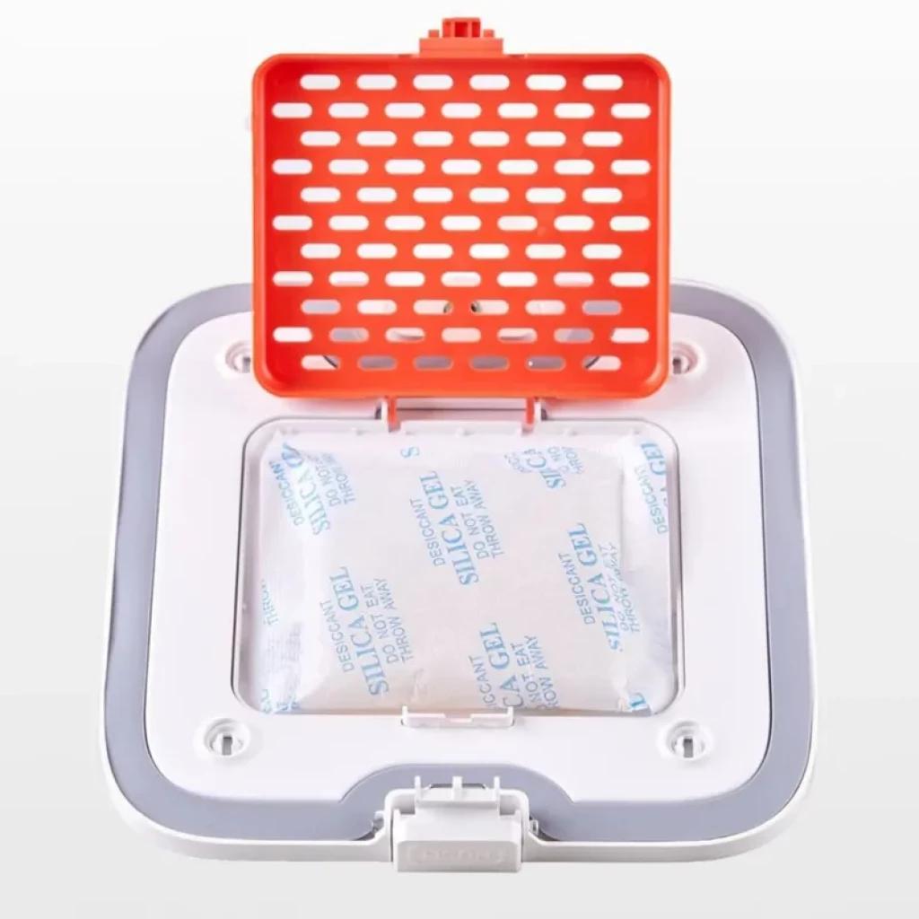 Petkit Feeder Desiccant, preservador de pienso: cartucho blanco con tapa roja perforada y bolsa de gel de sílice visible, marco gris y cierre frontal