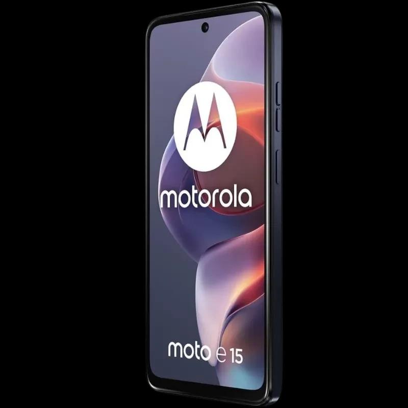 Smartphone Motorola Moto E15 2GB/64GB Azul Denim com tela ampla de bordas finas, furo central para câmera frontal e botões laterais visíveis