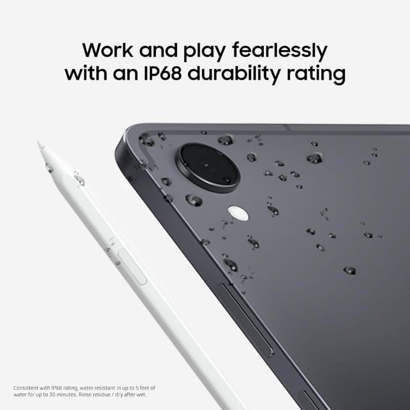 Tablet Samsung Galaxy Tab S11 prateado com acabamento metálico, canto com câmera traseira e gotas dágua, classificação IP68 resistente à água e poeira
