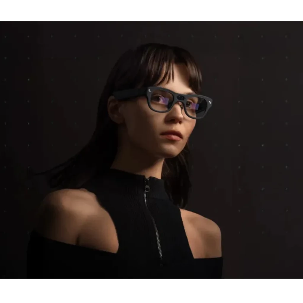 AR RayNeo X3 Pro gafas AR con montura gris mate, lentes transparentes y marco ancho; diseño moderno con doble cámara frontal integrada