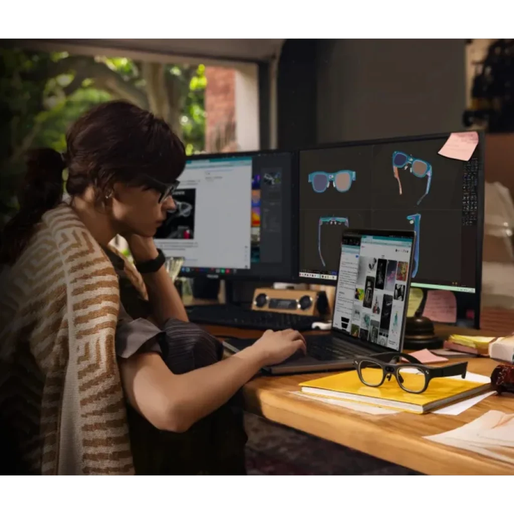 AR RayNeo X3 Pro gafas AR con doble cámara frontal, montura negra ligera, patillas anchas y lentes claras; diseño moderno para captura y visualización XR