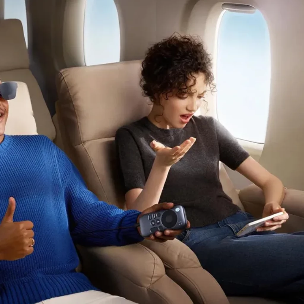 RayNeo Pocket TV - Télécommande compacte gris et noir avec joystick, touches multimédia et molette, design ergonomique portable pour divertissement en