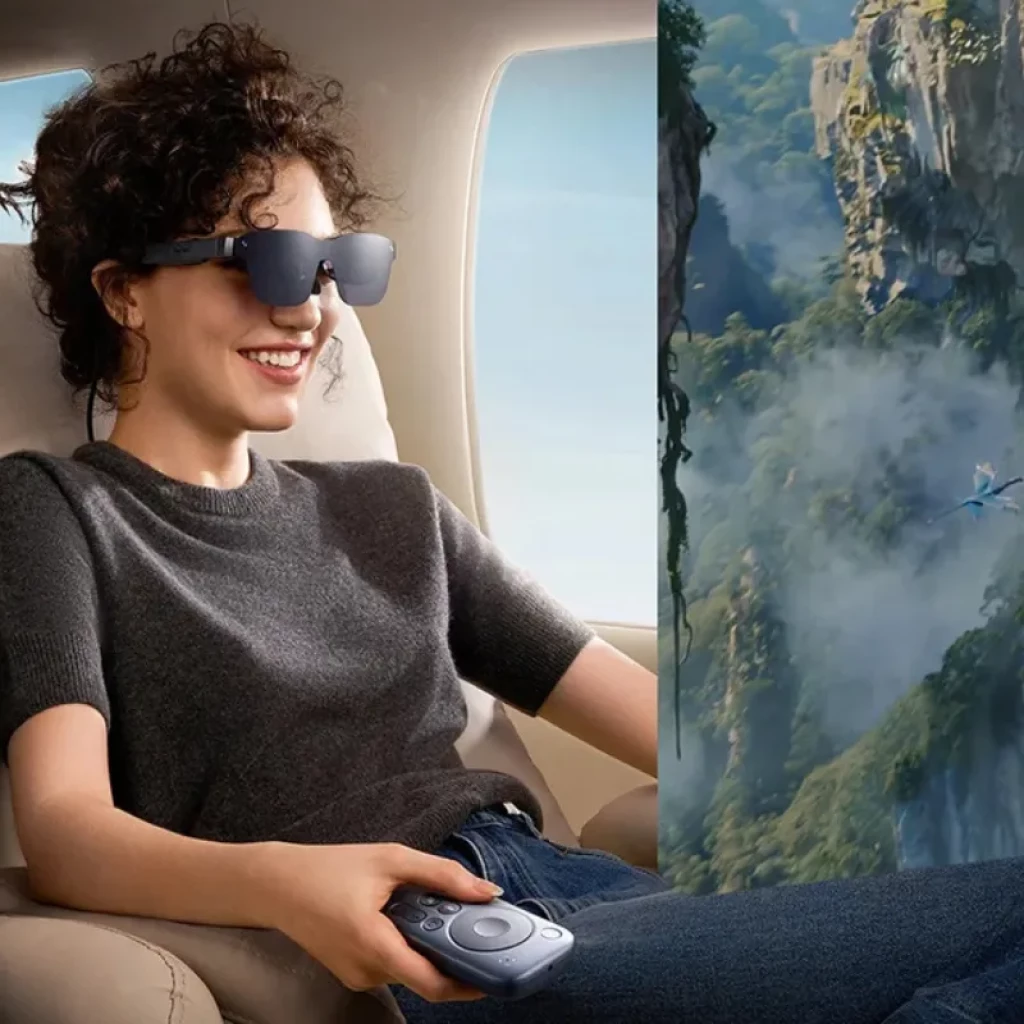 Télécommande RayNeo Pocket TV ergonomique avec joystick central, boutons multimédias et design compact, tenue en main par une utilisatrice souriante en avion