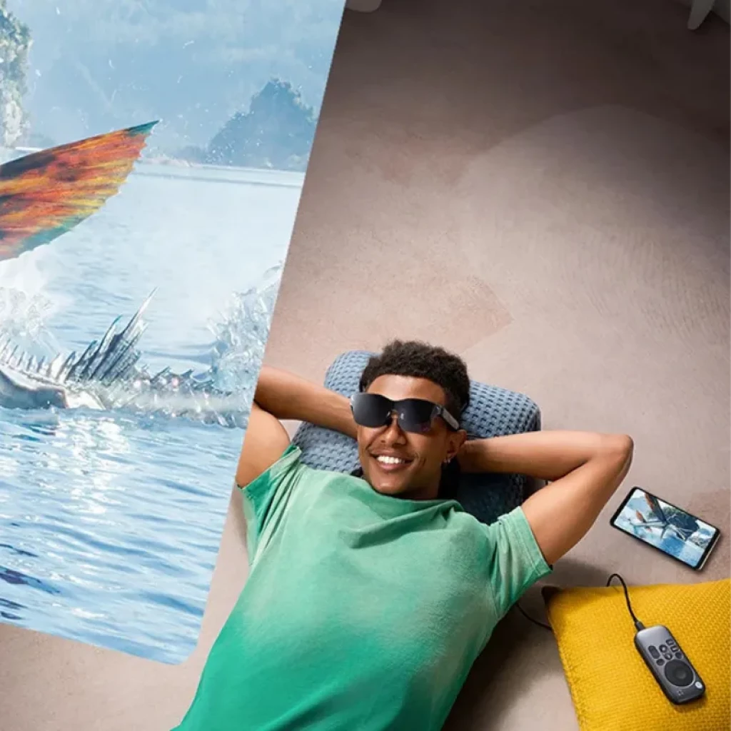 RayNeo Pocket TV - Télécommande compacte noire avec joystick, boutons dédiés et câble branché à un smartphone, idéale pour contrôler lunettes AR