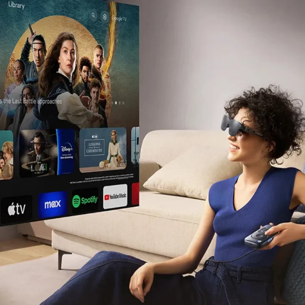 RayNeo Pocket TV - Télécommande compacte avec joystick et boutons, câble spiralé, design ergonomique gris foncé, pensée pour contrôler lunettes vidéo AR