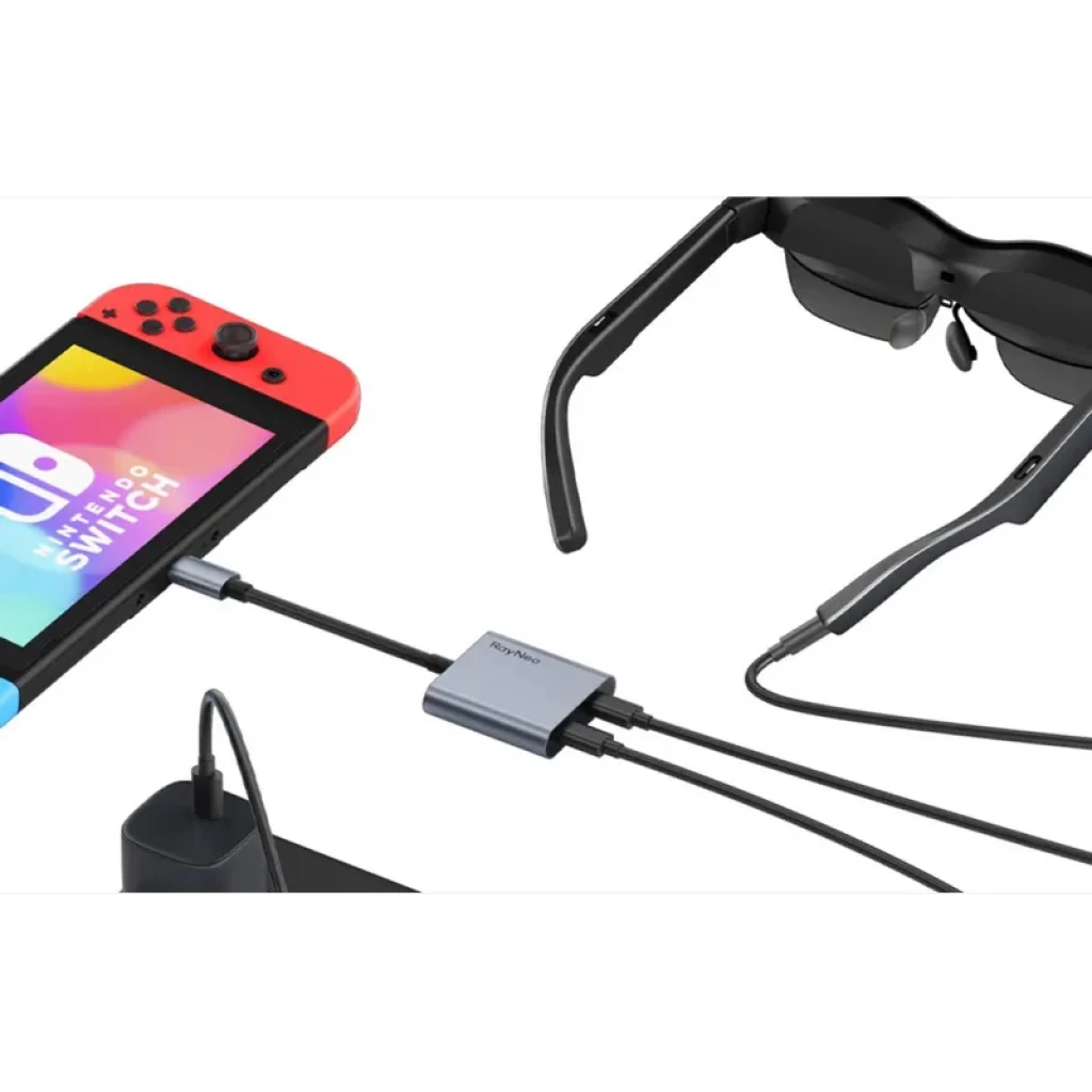 Adaptateur de charge USB C compact pour lunettes AR RayNeo, boîtier gris avec ports USB C des deux côtés, câble vers chargeur et connexion aux branches des