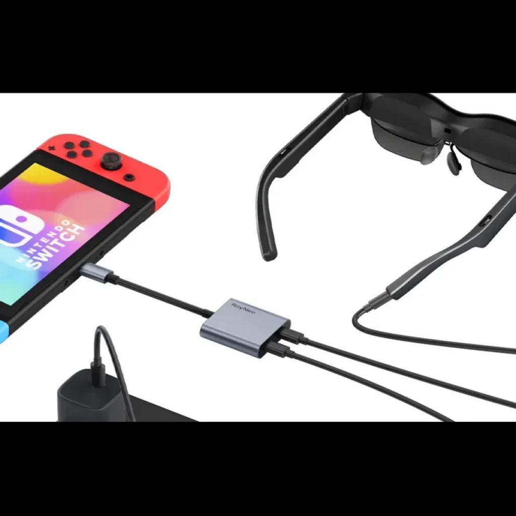 Adaptateur de charge USB C compact pour lunettes AR RayNeo, boîtier gris avec ports USB C des deux côtés, câble vers chargeur et connexion aux branches des