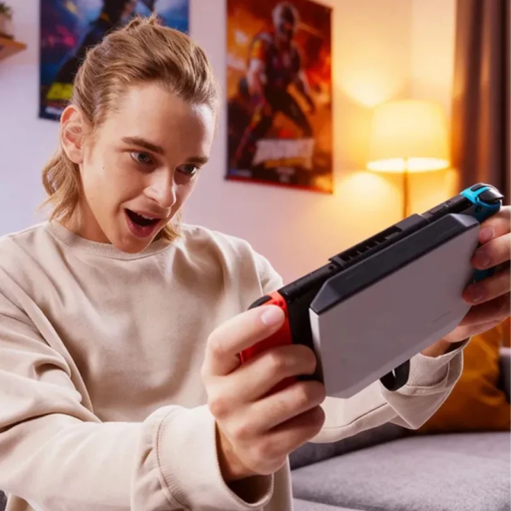 Soporte móvil con clip trasero RayNeo para Nintendo Switch 2, montaje firme y ajustable, sujeción segura a la consola, diseño compacto y ligero para juego