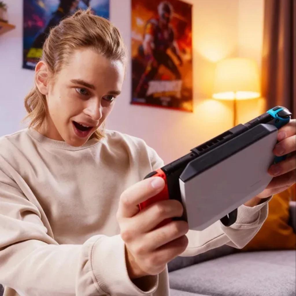 Soporte móvil con clip trasero RayNeo para Nintendo Switch 2, montaje firme y ajustable, sujeción segura a la consola, diseño compacto y ligero para juego