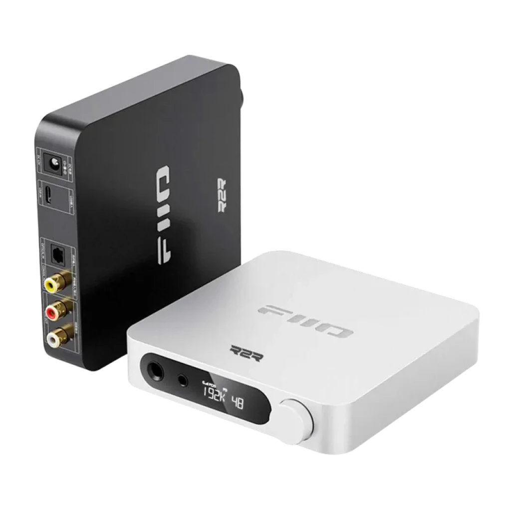 FiiO K11 R2R Amplificador/DAC de escritorio en negro y plata, chasis compacto con pantalla OLED, perilla frontal, salidas RCA y ópticas traseras