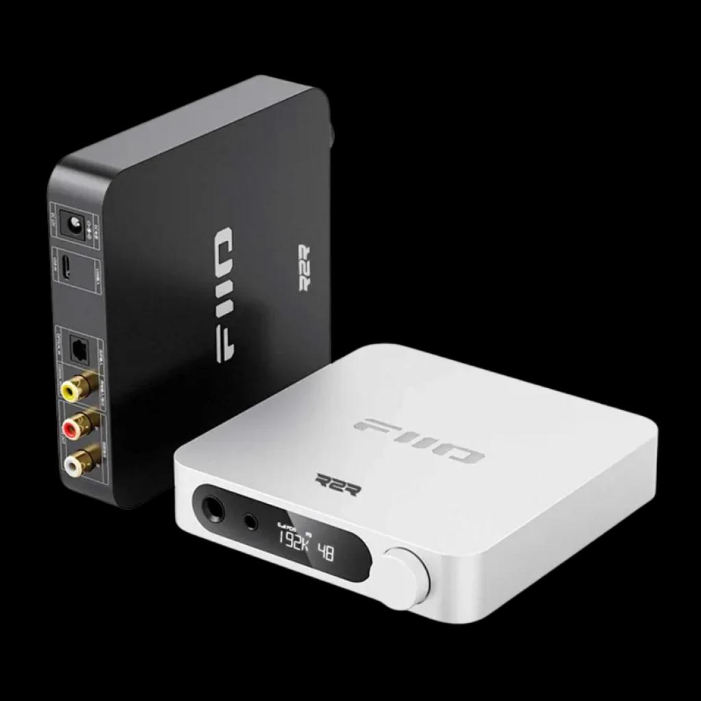 FiiO K11 R2R Amplificador/DAC de escritorio en negro y plata, chasis compacto con pantalla OLED, perilla frontal, salidas RCA y ópticas traseras