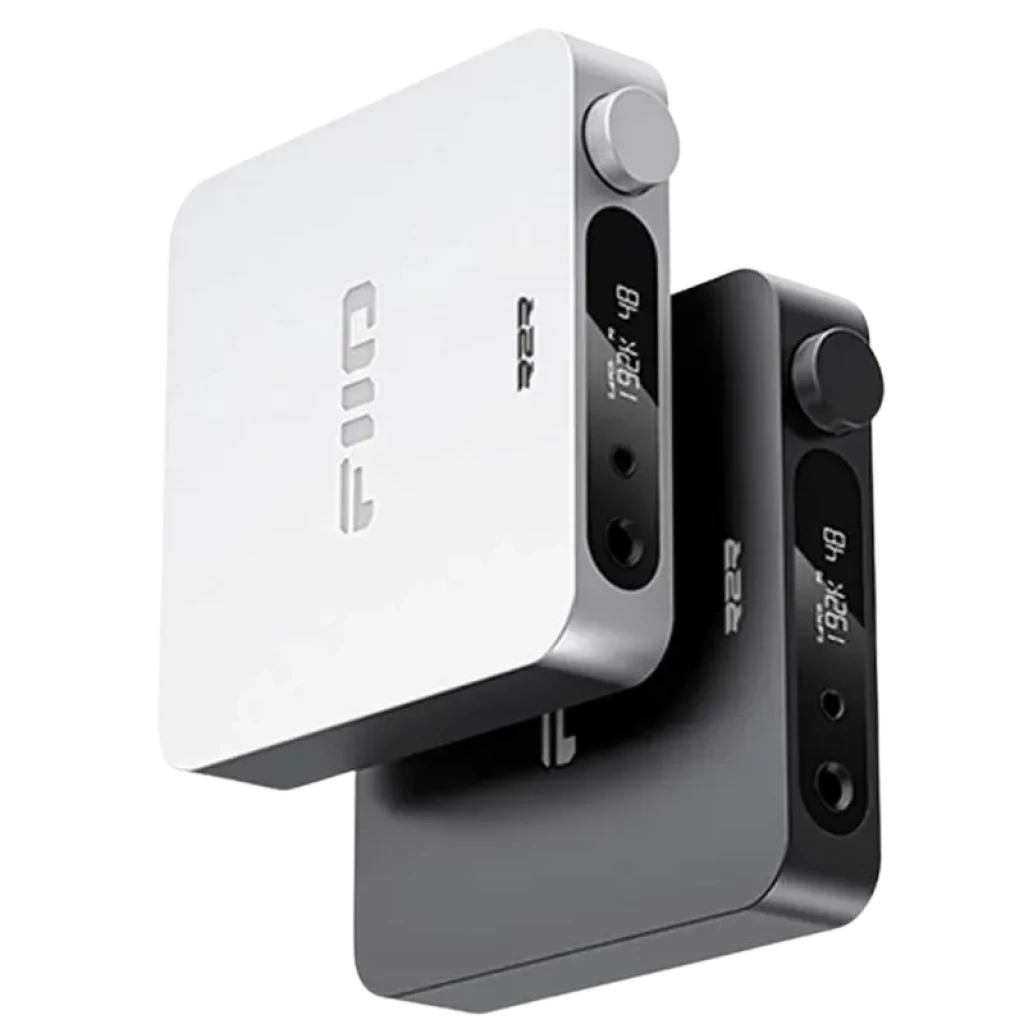 FiiO K11 R2R Amplificador DAC de escritorio en negro y plata, diseño compacto con perilla frontal, pantalla LED y salidas de auriculares y línea