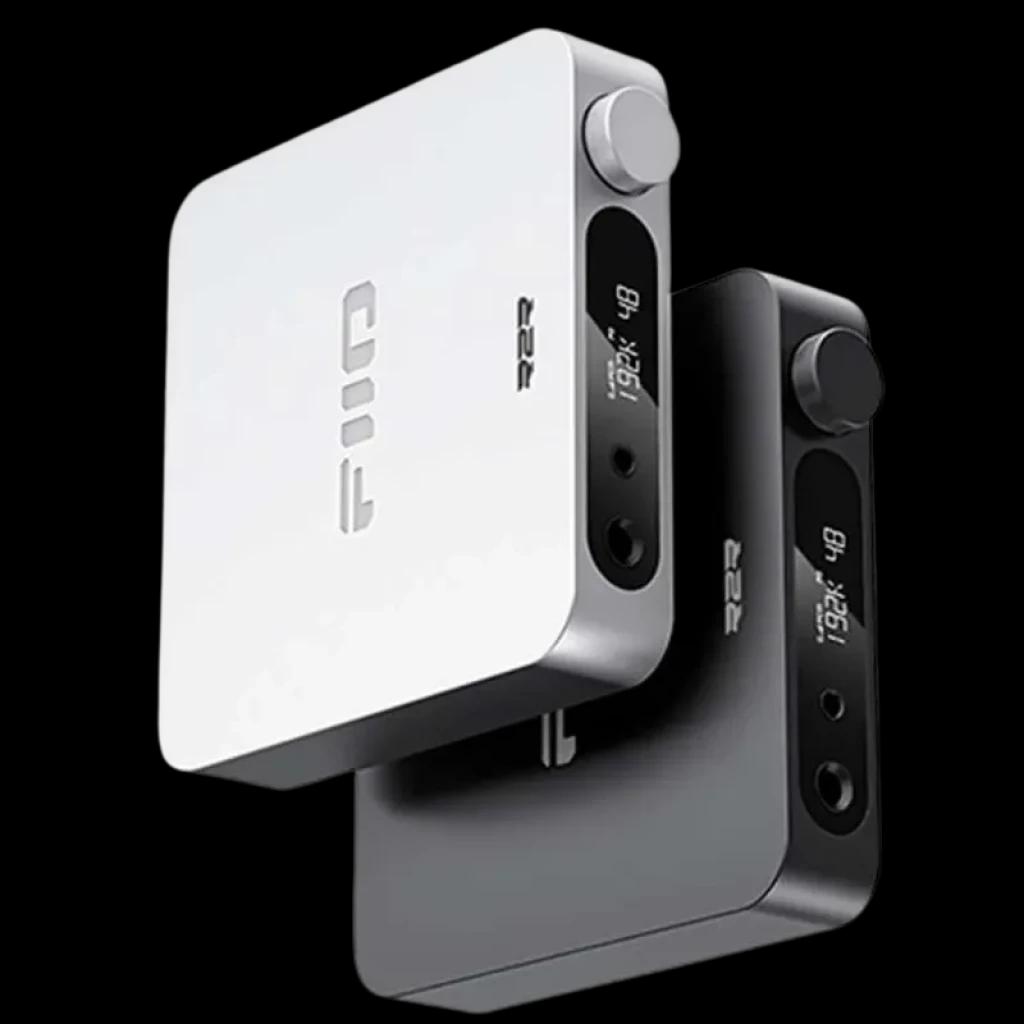 FiiO K11 R2R Amplificador DAC de escritorio en negro y plata, diseño compacto con perilla frontal, pantalla LED y salidas de auriculares y línea