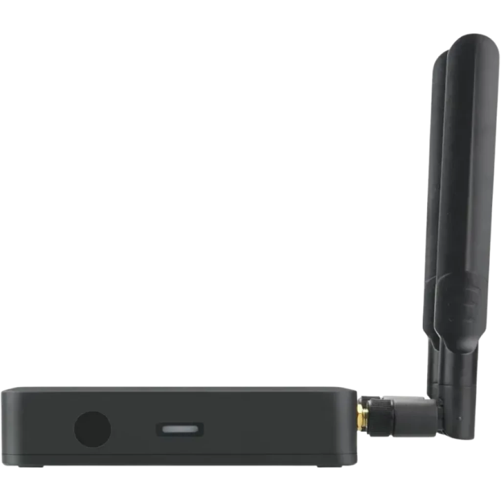 Caixa TV compacta em preto com antena externa articulada, porta lateral visível e LED frontal; design minimalista para Android TV Ugoos AM9 Pro S905X5-J