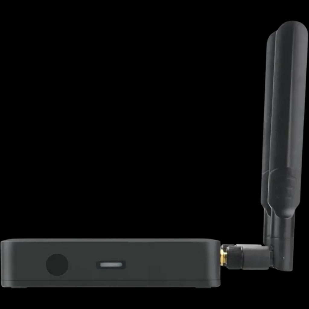 Caixa TV compacta em preto com antena externa articulada, porta lateral visível e LED frontal; design minimalista para Android TV Ugoos AM9 Pro S905X5-J