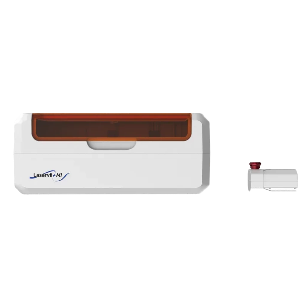 Laservii M1s 24W Grabador Láser Cerrado con carcasa blanca, ventana ámbar de seguridad, panel frontal deslizante y módulo externo de emergencia rojo
