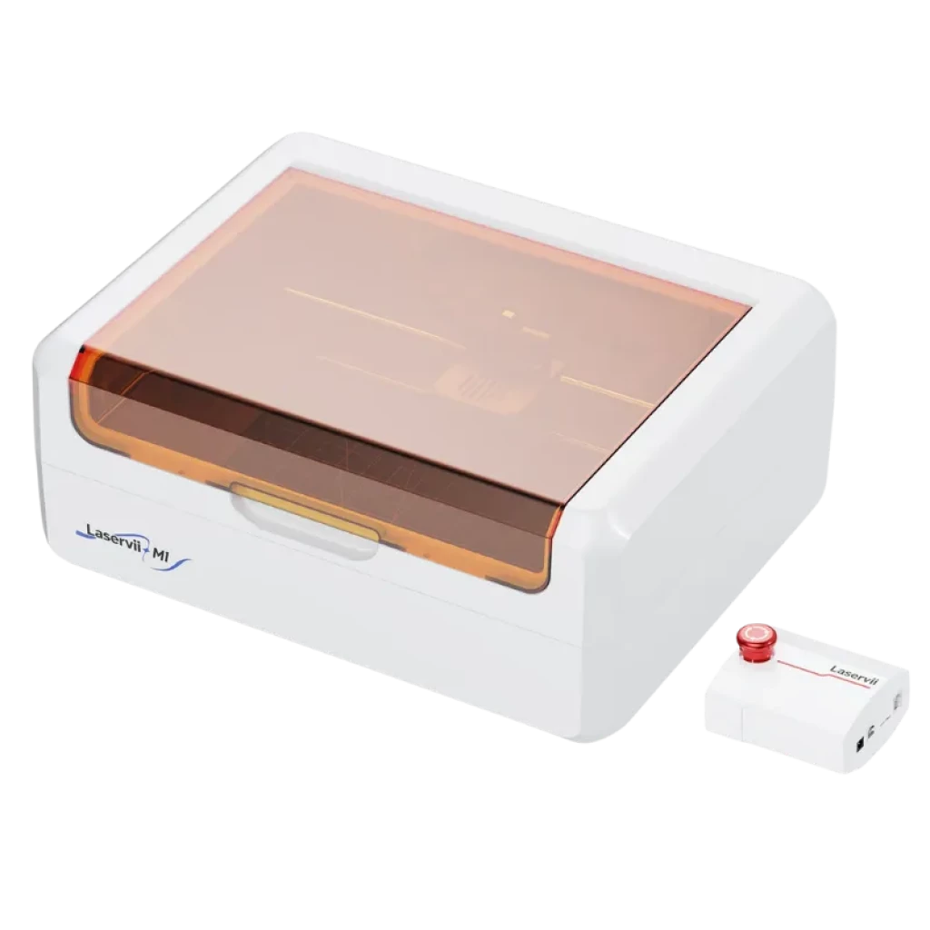 Laservii M1s IR-2W Grabador láser cerrado blanco con tapa ámbar protectora, ventana amplia, cuerpo compacto y módulo externo con botón rojo de seguridad