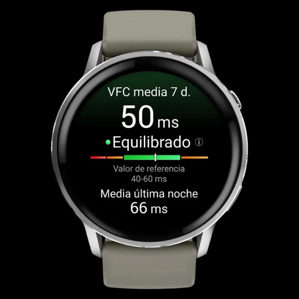 Garmin Venu 4 45 mm plata con pantalla circular AMOLED, bisel metálico y correa de silicona gris; interfaz de salud VFC y linterna LED integrada