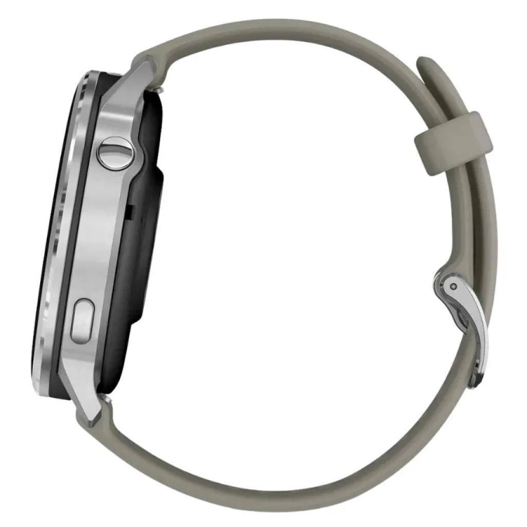 Lateral del Garmin Venu 4 de 45 mm en plata con correa de silicona gris, carcasa metálica, bisel pulido y botones laterales; hebilla ajustable elegante