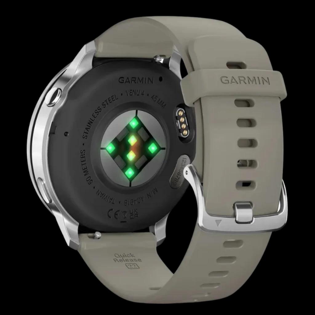 Reloj inteligente Garmin Venu 4 de 45 mm en plata con correa de silicona gris, hebilla metálica y sensores ópticos traseros; incluye linterna LED integrada