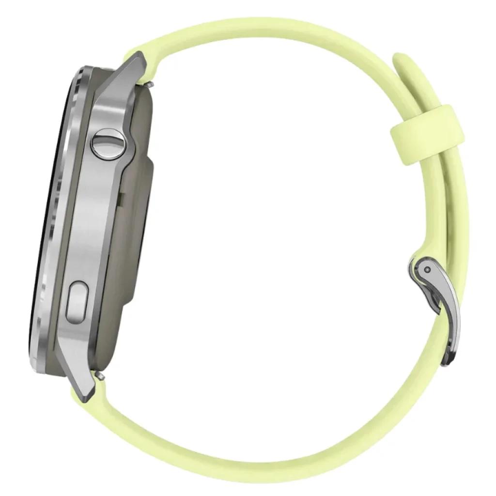 Reloj Garmin Venu 4 45 mm plata con caja metálica delgada y corona lateral, correa de silicona amarilla con hebilla, diseño moderno y deportivo