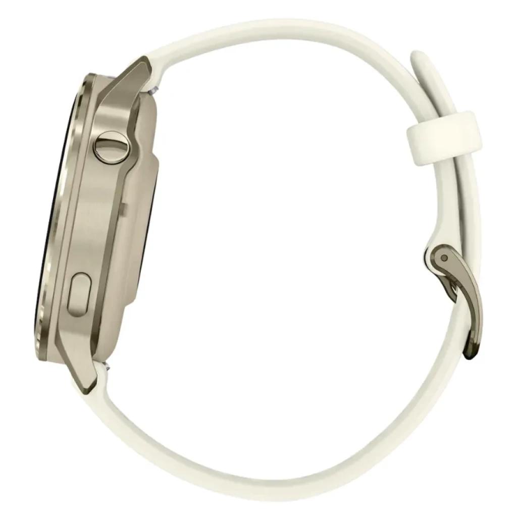 Perfil lateral del Garmin Venu 4 41 mm en dorado, caja metálica delgada, botón lateral, correa de silicona blanca con hebilla metálica, diseño elegante