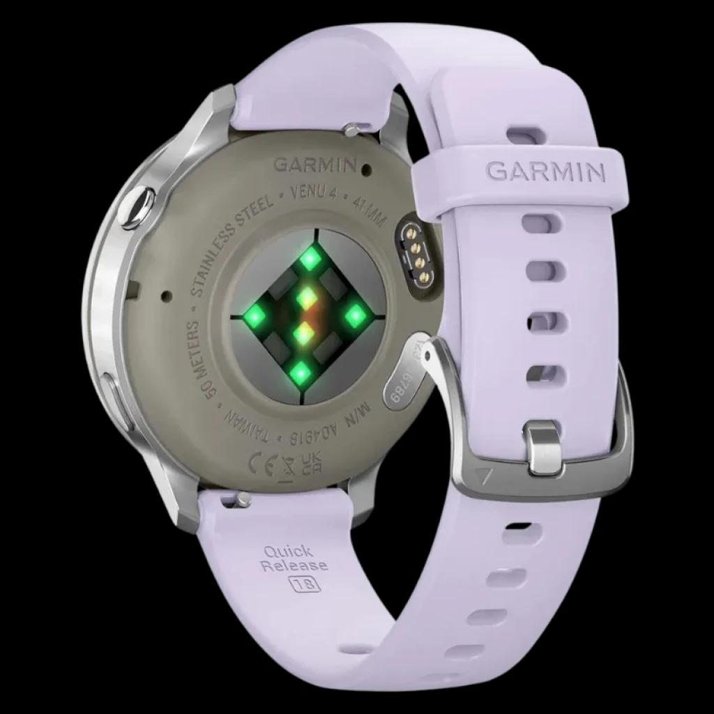 Parte trasera del Garmin Venu 4 41 mm en plata con correa de silicona lila, hebilla metálica y sensores de salud con luces verdes y contactos de carga