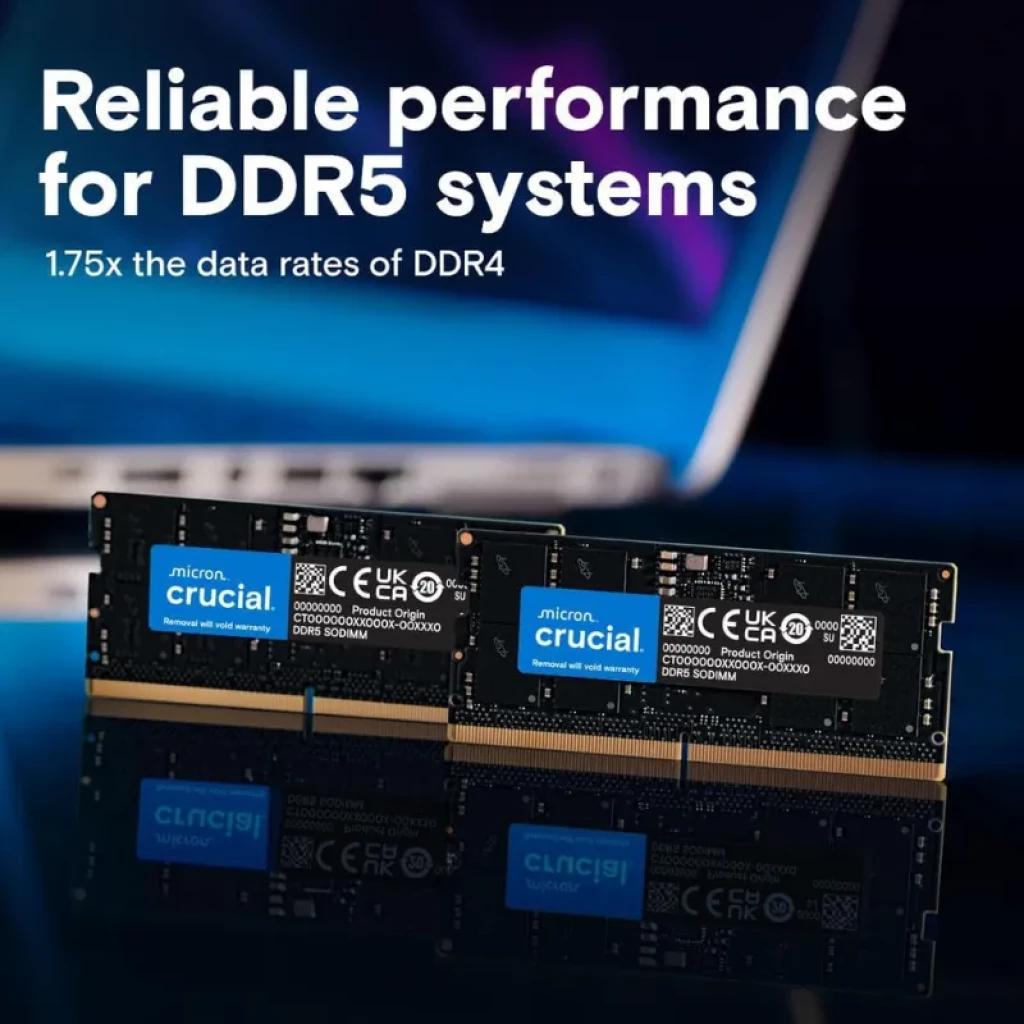 Deux modules SODIMM Crucial DDR5 32 Go 5600 MHz, format compact noir avec étiquettes bleues, pins dorés, conçus pour ordinateurs portables et mini PC
