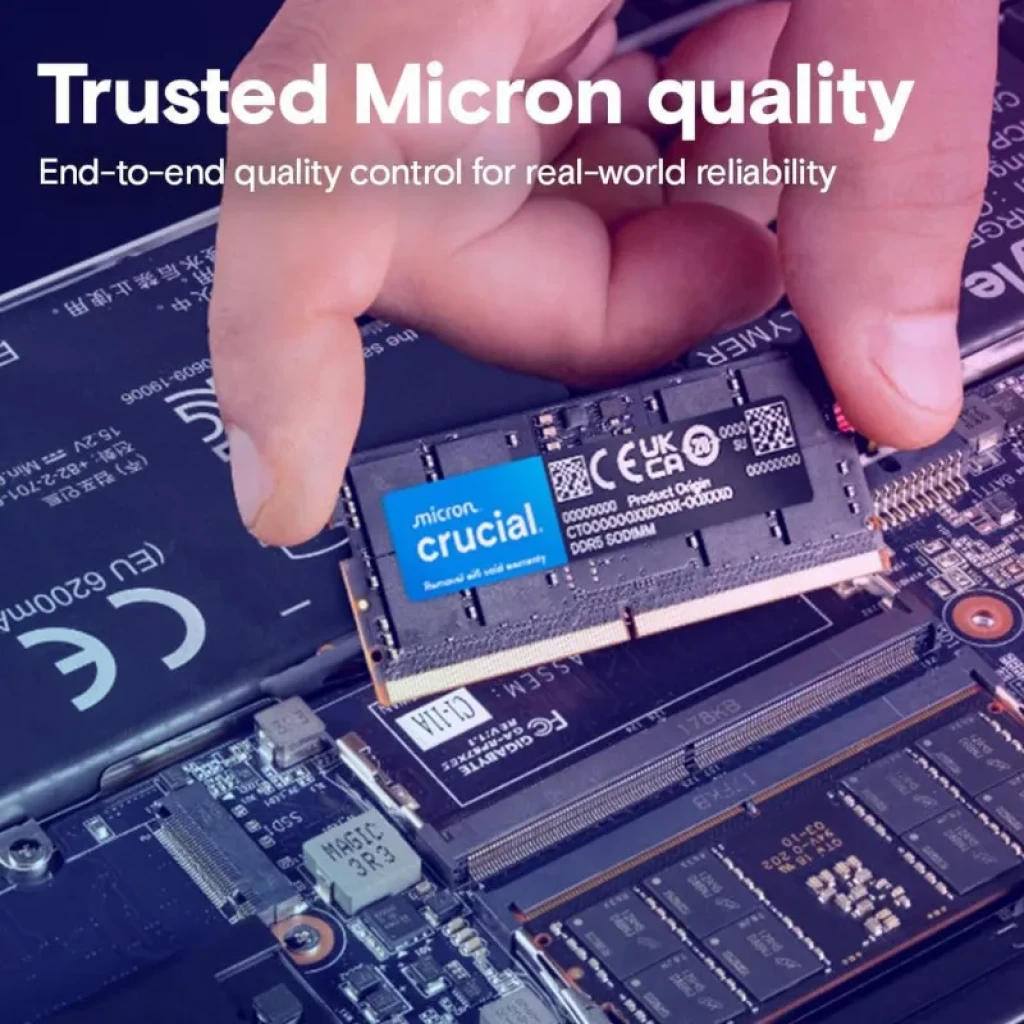 Module SODIMM Crucial DDR5 32 Go 5600 MHz inséré dans un ordinateur portable, PCB vert, étiquette bleue Micron Crucial, connecteurs dorés visibles