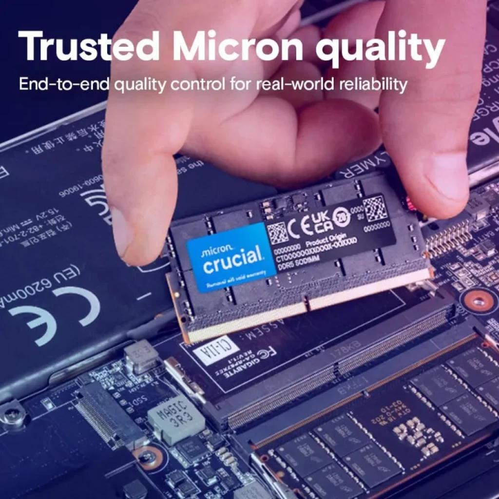 Module SODIMM Crucial DDR5 32 Go 5600 MHz inséré dans un ordinateur portable, PCB vert, étiquette bleue Micron Crucial, connecteurs dorés visibles