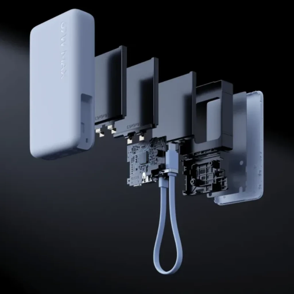 Power bank Xiaomi 10000mAh beige con cable integrado y display numérico; diseño compacto. Vista explotada revela placas internas y componentes modulares