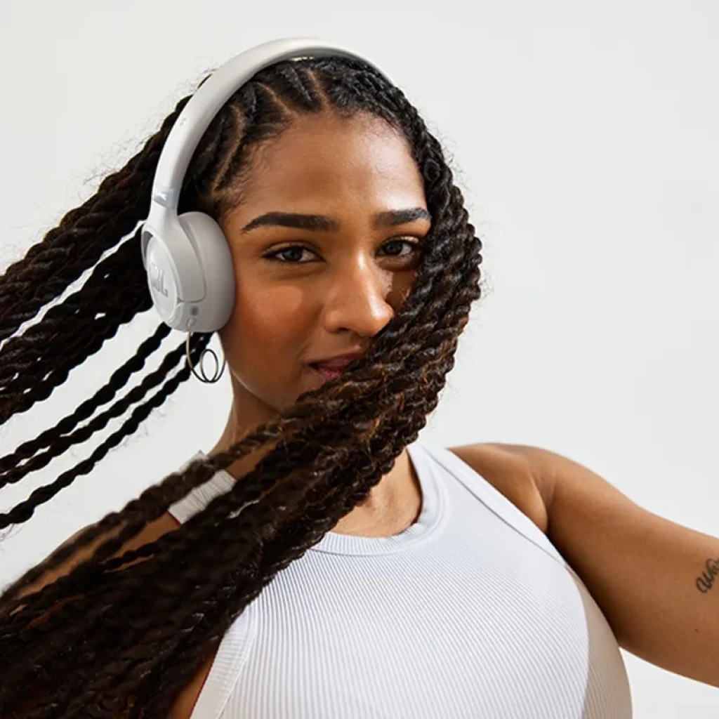 JBL Tune 680NC Beige auriculares supraaurales con ANC, diseño plegable y acolchado, diadema ajustable, acabado beige mate y controles integrados en la copa