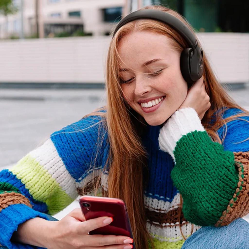 JBL Tune 680NC Noir, casque supra-auriculaire sans fil noir mat avec coussinets rembourrés, arceau pliable et commandes latérales, design épuré