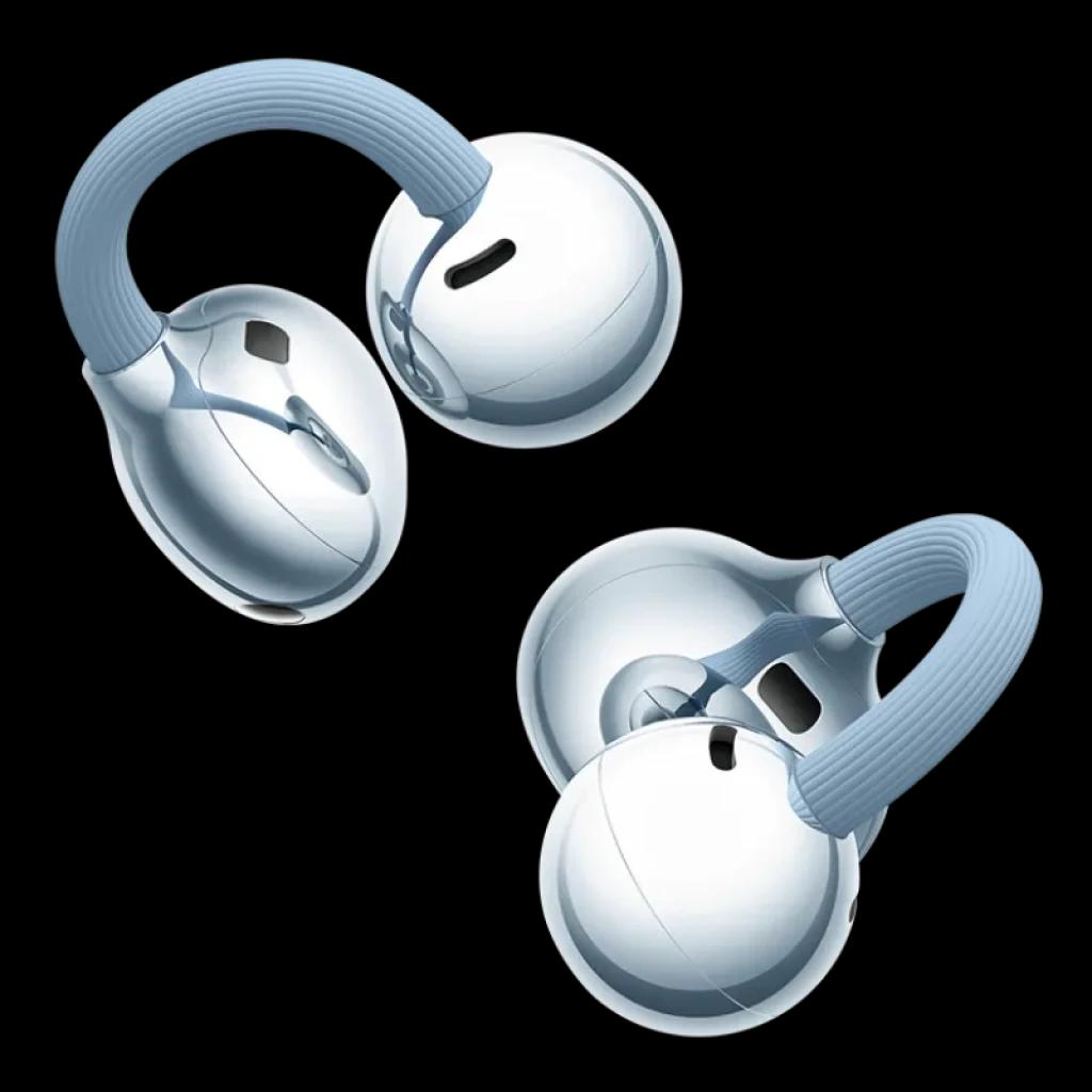 Auriculares Bluetooth con diseño open-ear, ganchos flexibles azul claro y cápsulas plateadas brillantes, compactos y elegantes