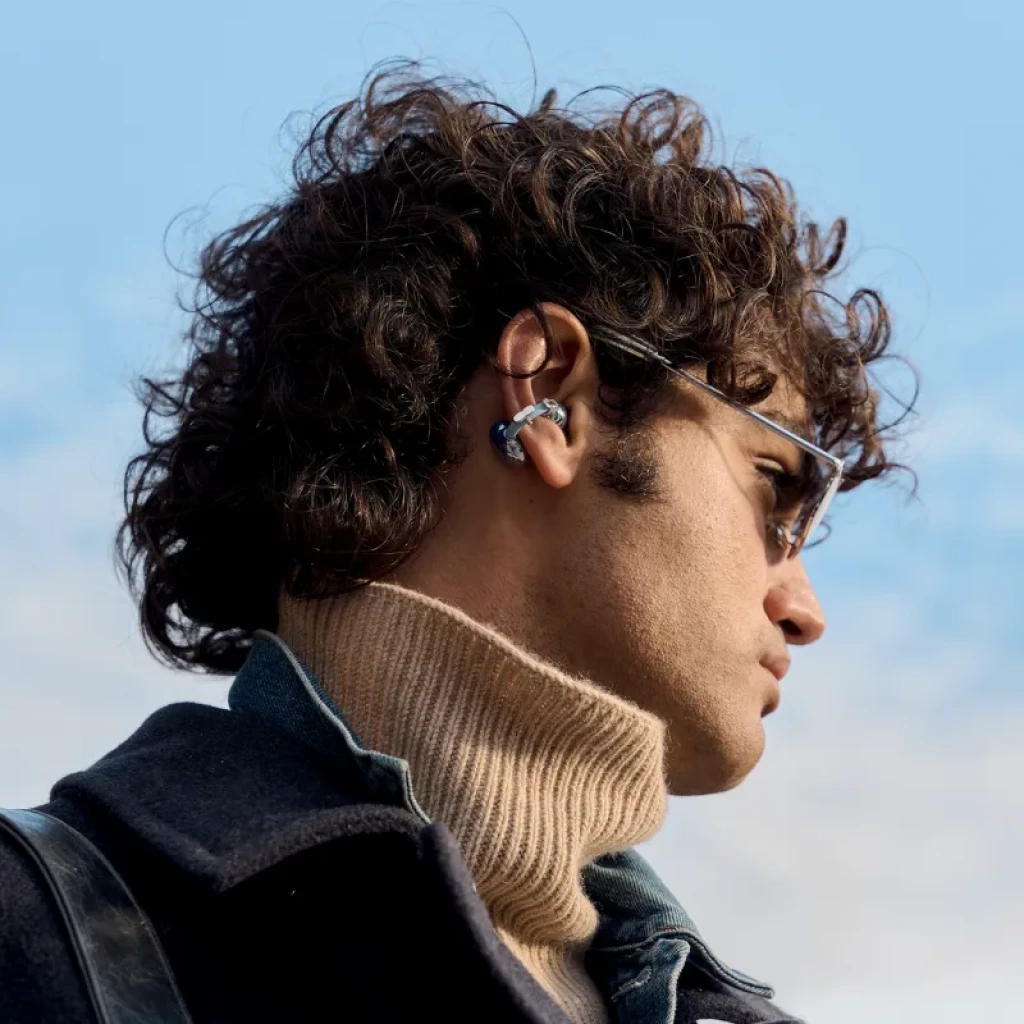 Imagen promocional de los Huawei FreeClip 2 con ajuste open-ear y gancho C-Bridge, en color azul