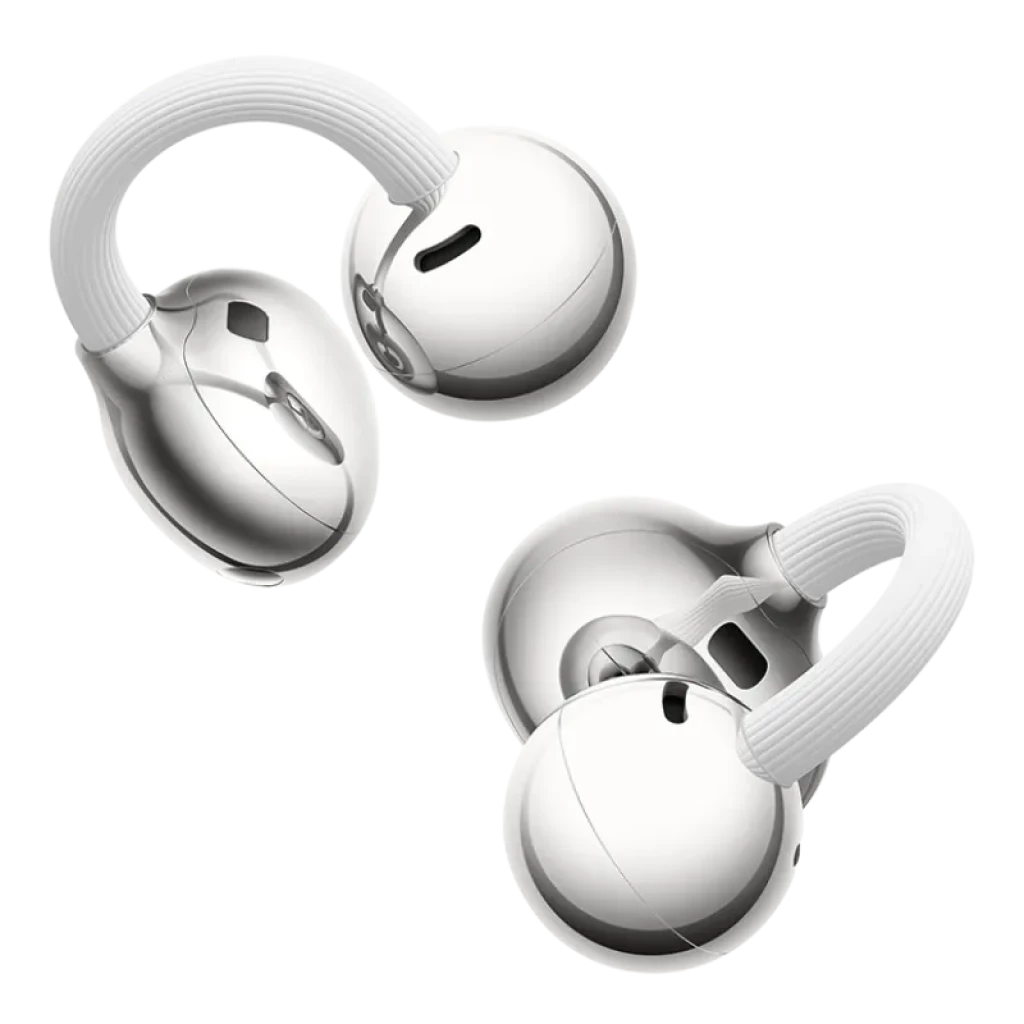 Auriculares Bluetooth con diseño open-ear, ganchos flexibles color blanco y cápsulas plateadas brillantes, compactos y elegantes