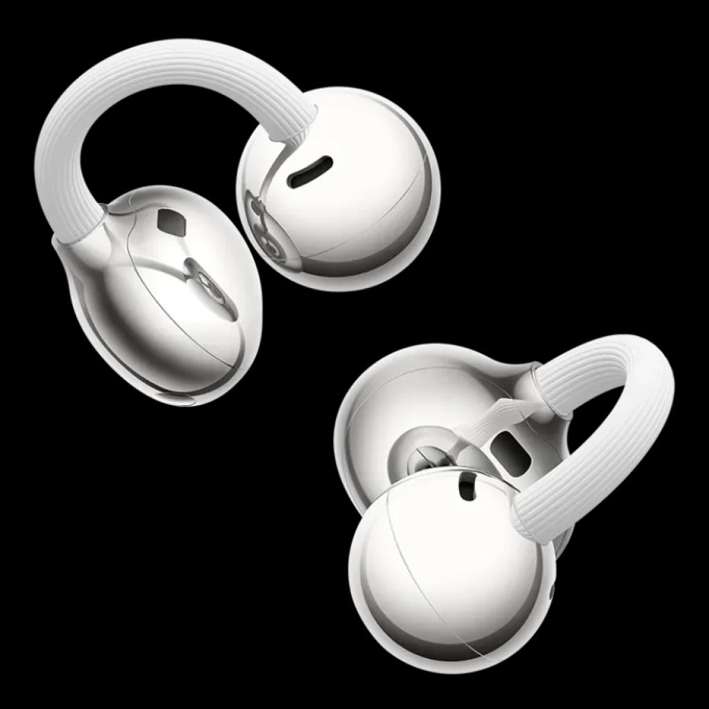 Auriculares Bluetooth con diseño open-ear, ganchos flexibles color blanco y cápsulas plateadas brillantes, compactos y elegantes