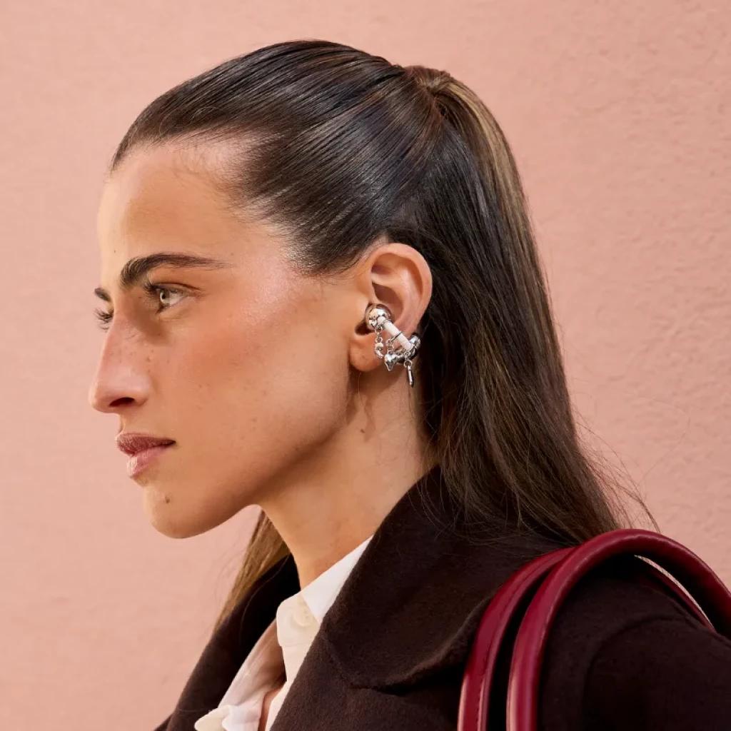 Imagen promocional de los Huawei FreeClip 2 con ajuste open-ear y gancho C-Bridge, en color blanco