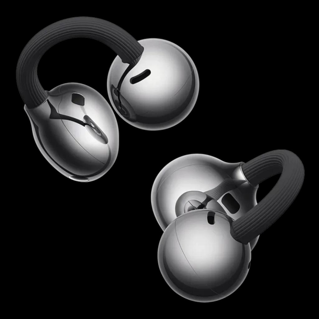 Auriculares Bluetooth con diseño open-ear, ganchos flexibles negro y cápsulas plateadas brillantes, compactos y elegantes