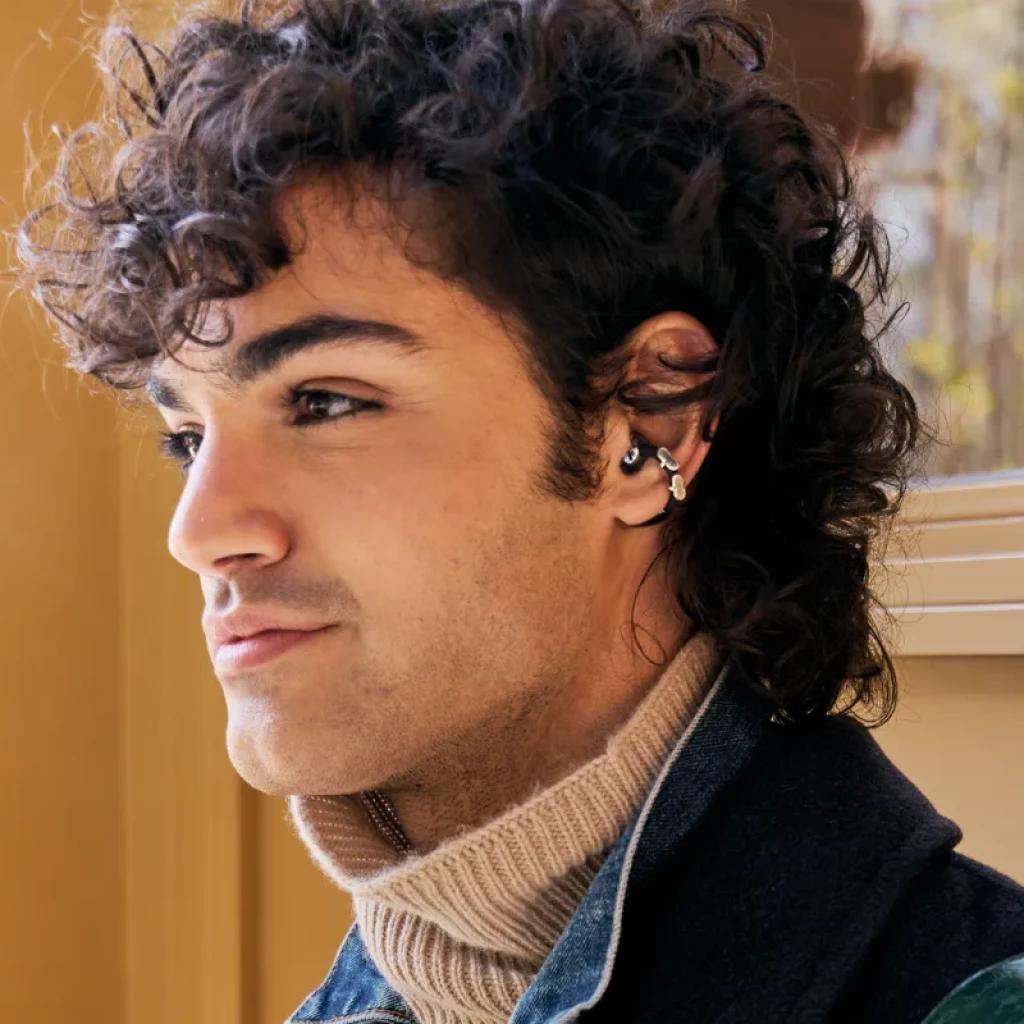 Imagen promocional de los Huawei FreeClip 2 con ajuste open-ear y gancho C-Bridge, en color negro