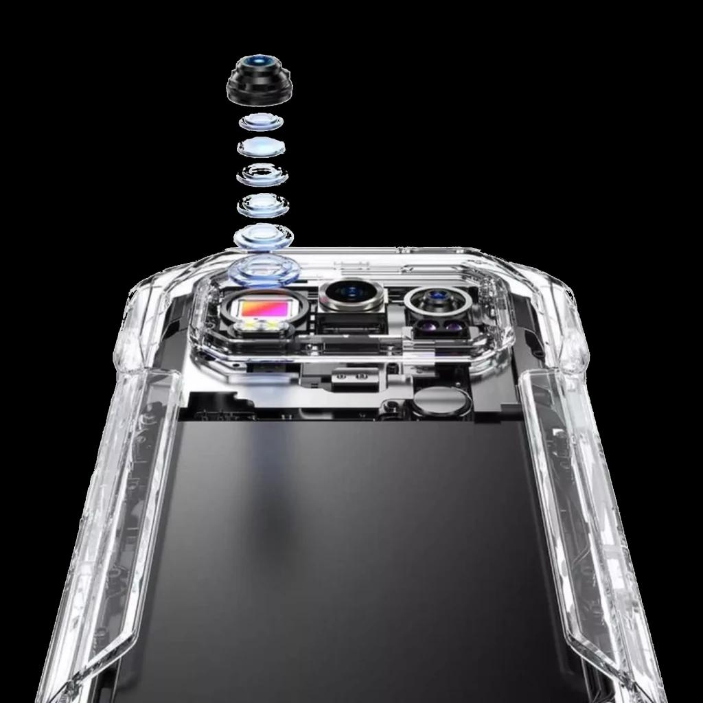 Módulo de câmera traseira destacado com lentes empilhadas e sensor exposto em smartphone robusto preto, com proteção transparente nas bordas